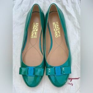 EUC Authentic, Rare, Unique Teal Varina Bow Flats